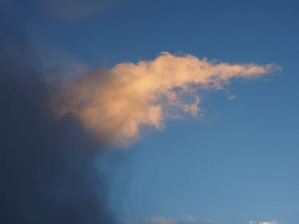 nube, giallo, bandiera, angolo del cloud, cielo, buio, illuminato, sera, nuvola - cielo, bellezza nella natura, scenics - natura, ambiente, blu, sfondi, natura, nessuno, vento, Cloudscape, la tranquillità, atmosfera, cielo drammatico, idilliaco, scena tranquilla, copia spazio, all'aperto, astratto, sfondi astratti, wispy, 4K, CC0, dominio pubblico, privo di copyright