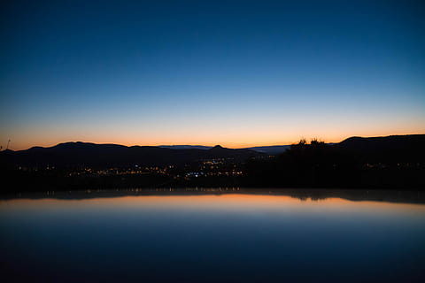 kalmte, meer wateren, reflecterende, stad, bomen, duidelijk, hemel, silhouet, gebouwen, licht weergave, lichaam, water, zonsondergang, reflectie, meer, donker, nacht, baai, zonsopkomst, schemer, dageraad, horizon, landschap, scenics - natuur, rustige scène, schoonheid in de natuur, natuur, geen mensen, verlicht, blauw, heldere lucht, waterkant, berg-, idyllisch, buitenshuis, uitzicht op het land, 5K, CC0, publiek domein, royaltyvrij