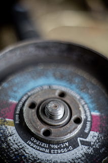 flettere, strumento, separato, separatore, tagliare attraverso, separarsi, taglio, elettro flex, schneider, industria, laboratorio, fabbro ferraio, mestiere, metallo, attrezzature domestiche, cucina, avvicinamento, cucina domestica, in casa, nessuno, casa, stanza domestica, combustibile e produzione di energia, Lavello, stufa, forma, cerchio, forma geometrica, primo piano estremo, apparecchio, acciaio, vita domestica, lega, color argento, ruota, 5K, CC0, dominio pubblico, privo di copyright