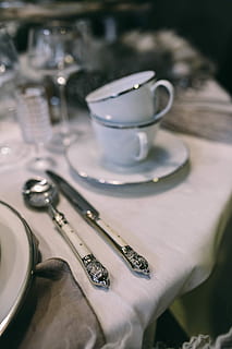 mesa de restaurante, decorado, huevos de codorniz, plumas, lujoso, restaurante, cena, mesa, blanco, elegante, huevos, decoración, opulento, codorniz, plato, cubiertos, vajilla, vaso, servilleta, elegancia, cuchara, café, porcelana, nadie, beber, Manteles, comida, una persona, de cerca, adentro, día, gente, adulto, mano, mano humana, parte del cuerpo humano, gente real, participación, anillo, centrarse en primer plano, joyería, parte del cuerpo, enfoque selectivo, comida y bebida, vista de alto ángulo, perspectiva personal, estilos de vida, dedo, uña, 4K