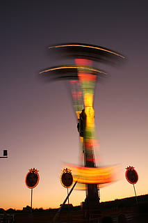 amusement, carrousel, lumières, nuit, parc, balade, Skyflyer, balançoire, vacances, des loisirs, ciel, mouvement flou, mouvement, la nature, faible angle de vue, le coucher du soleil, parc d'attractions, tour de parc d'attractions, culture artistique et divertissement, personne, en plein air, illuminé, multi couleur, architecture, structure construite, longue exposition, balançoire à chaîne, Activité de loisir, couleur orange, matériel d'éclairage, champ de foire, 4K