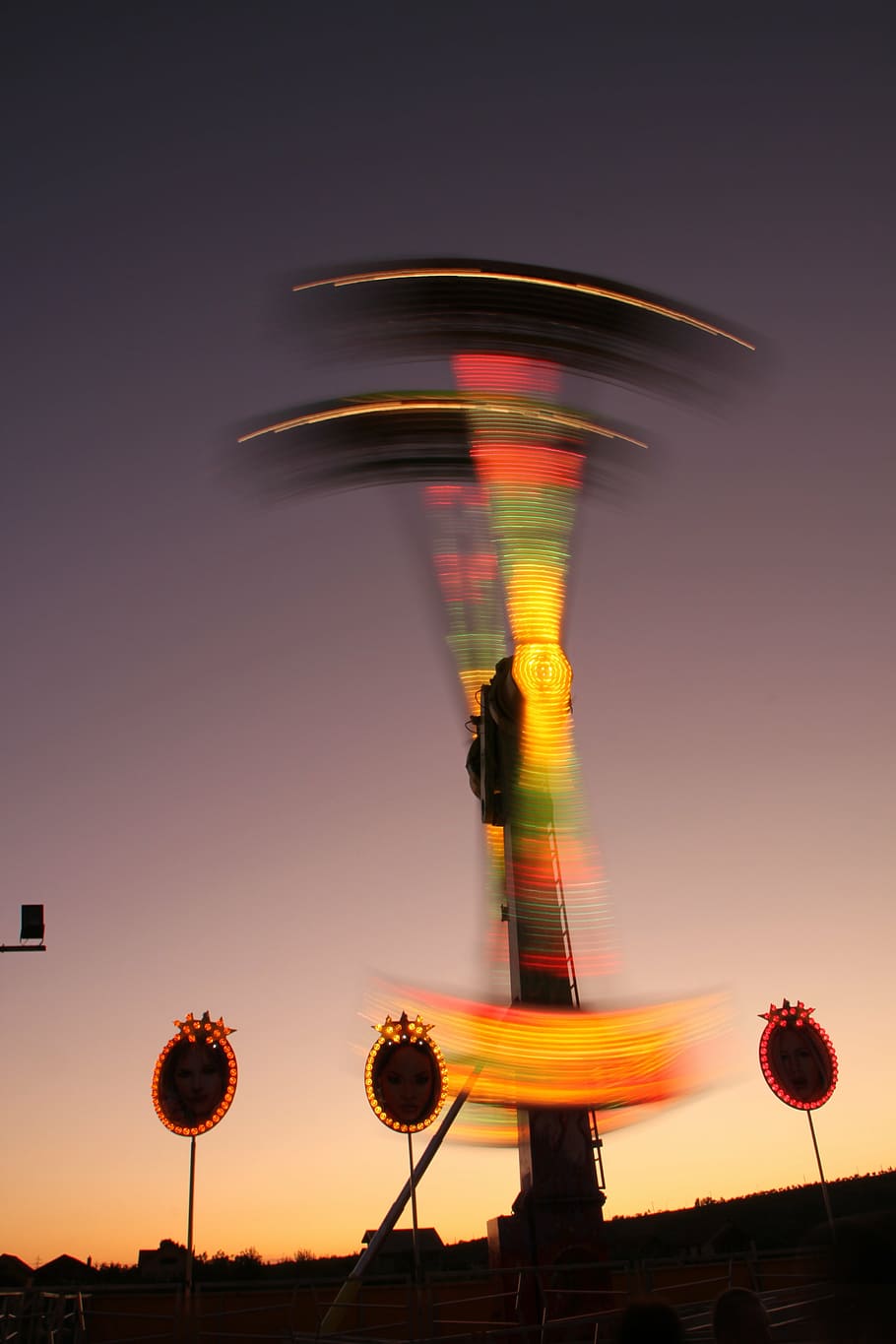 diversió, carrusel, llums, nit, parc, passeig, skyflyer, swing, festa, recreació, cel, moviment borrós, moviment, naturalesa, vista d’angle baix, posta de sol, Parc d'atraccions, passeig pel parc d’atraccions, cultura i entreteniment artístic, cap gent, a l'aire lliure, il·luminat, multicolor, arquitectura, estructura construïda, exposició llarga, passeig de cadena, activitat d'oci, color taronja, equips d’il·luminació, recinte firal, 4K