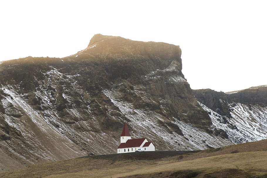 hvid, Brun, hus, grå, bjerg, landskabsfoto, påskesøndag, natur, island, sne, landskab, scenics, nordiske lande, ingen mennesker, vinter, udendørs, bjergkæde, himmel, arkitektur, bygget struktur, scenics - natur, bygning udvendig, skyfri himmel, skønhed i naturen, dag, bygning, klippe, ikke-urbane scene, rock formation, jord, solid, rock-objekt, formation, sommerhus, 5K