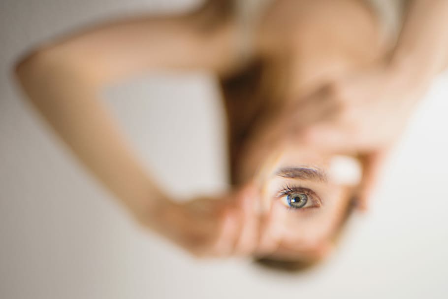 donna con specchio, occhio umano, inverso, occhio, lente, macro, sottosopra, parte del corpo umano, adulto, giovane adulto, una persona, parte del corpo, in casa, ritratto, donne, guardando la fotocamera, avvicinamento, vista frontale, mano, specchio, colpo alla testa, messa a fuoco selettiva, bella donna, stanza domestica, giovani donne, volto umano, contemplazione, 4K