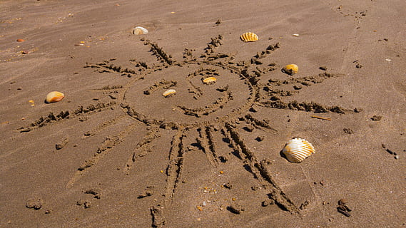 brunt strand sand, sol, grafik, sand, skaller, strand, ingen mennesker, dag, natur, udendørs, tæt på, jord, høj vinkel visning, sollys, tekst, vand, vestlige script, hav, våd, form, bold, fodspor, fuld ramme, baggrunde, meddelelse, 5K, CC0, offentligt domæne, royaltyfrie