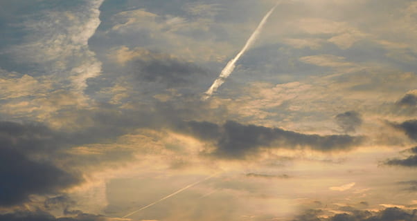 Contrail, nori, romantic, cer, atmosferic, sumbru, frumusețe în natură, traseu de vapori, natură, liniște, scenics, nici o persoana, nor - cer, scenice - natura, vedere unghiulară joasă, o scenă liniștită, apus de soare, în aer liber, Cloudscape, zi, idilic, fundaluri, vehiculul aerian, dramatic cer, meteorologie, 4K, CC0, domeniu public, fără drepturi de autor
