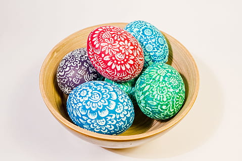 şase, colorate decorative de ou asortate, maro, ceramică, castron, ouă, ou, oua de Paste, ou de Paște, Paști, decor, glob de Craciun, personalizat, ornamente de Crăciun, pictura în ouă de Paște, primăvară, tradiția, colorat, simbol al Paștelui, culoare, culturi, multi colorate, celebrare, alimente, vacanţă, bogat ornamentat, fundaluri, mancare si bautura, în interior, elimina, fundal alb, studio shot, nici o persoana, prospeţime, mâncare dulce, dulce, cerc, geometrică, albastru, natură moartă, desert, bunăstare, mâncat sănătos, farfurie, indulgenţă, ispită, gustare, 2K, CC0, domeniu public, fără drepturi de autor