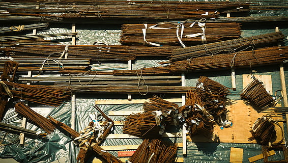 brun, vindu persienner mye, konstruksjon, byggemateriale, arkitektur, materiale, husbygging, bygningsmaterialer, metall, jernstenger, nettstedet, armeringsjern, moniereisen, verktøy, stor gruppe gjenstander, ingen folk, stable, dag, overflod, tre - materiale, utendørs, bygget struktur, vann, tak, natur, ordning, transport, nautisk fartøy, stang, tre, lav vinkel visning, stråtak, fiskeindustrien, 4K, CC0, offentlig domene, opphavsrett gratis