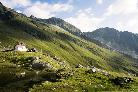 Zielona Góra, biały, brązowy, dom, fotografia górska, dzień, Góra, Chmura, skała, wzgórze, szczyt, pastwisko, otoczak, wigwam, kabina, buda, Wieś, wiejski, trawa, stok, skalisty, scenics - natura, chmura - niebo, niebo, piękno natury, architektura, Natura, zbudowana struktura, spokojna scena, roślina, spokój, środowisko, scena pozamiejska, na zewnątrz budynku, krajobraz, pasmo górskie, zielony kolor, budynek, żadnych ludzi, na dworze, 5K, CC0, domena publiczna, darmowe zdjęcia