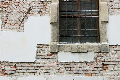hormigón, casa, ventana de panel de vidrio, ladrillos, budapest., ladrillos, budapest, ladrillo, ventana, textura, piedra, grunge, arquitectura, antiguo, exterior del edificio, pared - característica de la construcción, material de piedra, fachada, estructura construida, pared de ladrillo, edificio, nadie, pared, día, Distrito residencial, al aire libre, erosionado, dañado, cerrado, abandonado, vista de ángulo bajo, marco de la ventana, 5K, CC0, dominio público, libre de derechos