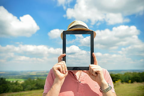 Apfel, Wolken, gesichtslos, ipad, Mann, draußen, Person, Tablette, Technologie, transparent, Natur, Sommer-, Frau, Menschen, Himmel, halten, menschliche Hand, wolke - himmel, menschliches Körperteil, Hand, kabellose Technologie, eine Person, Bildschirm, Kommunikation, tragbares Informationsgerät, Verbindung, Berührungsempfindlicher Bildschirm, Fokus auf den Vordergrund, Erwachsene, Körperteil, Smartphone, Gerätebildschirm, Finger, verdecktes Gesicht, 5K, CC0, gemeinfrei, lizenzfrei