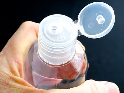 hånd, flaske, Plastflaske, holde, bære, menneskelig hånd, bedrift, menneskelig kropsdel, studio skud, en person, sort baggrund, tæt på, sundhedspleje og medicin, indendørs, beholder, mad og drikke, voksen, uigenkendelig person, finger, menneskelig finger, medicin, 5K, CC0, offentligt domæne, royaltyfrie