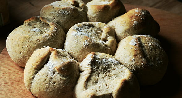 braunes Gebäck, Brot, rollen, gebacken, wecken, Backwaren, hausgemacht, knusprig, backen, Lebensmittel, Hefe-Gebäck, Mehl, Snack, Essen und Trinken, drinnen, keine Leute, Frische, Nahansicht, gesundes Essen, ein Leib Brot, Tag, Wohlbefinden, Stillleben, Brot backen, Geschäft, Tabelle, fertig für den Verzehr, Vollkorn, Fokus auf den Vordergrund, 4K, CC0, gemeinfrei, lizenzfrei