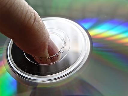 CD, Daten, Datenspeicher, Datenträger, Diskette, Computer, lichtspiel, Finger, Aufzug, Loch, Farbe, Technologie, DVD, Nahansicht, menschliche Hand, Hand, menschliches Körperteil, eine Person, menschlicher Finger, nicht erkennbare Person, echte Menschen, Fokus auf den Vordergrund, drinnen, halten, Körperteil, Text, Lebensstile, High Angle View, Freizeitbeschäftigung, westliche Schrift, gestalten, 2K, CC0, gemeinfrei, lizenzfrei