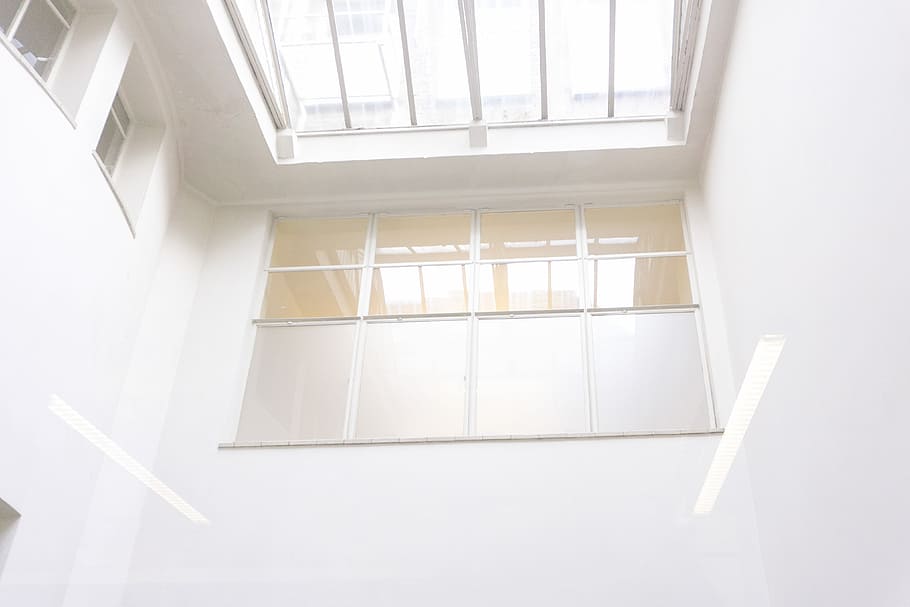 tancat, clar, finestra de vidre, paret pintada de blanc, sostre, finestra, vidre, blanc, marc, netejar, dia, llum, arquitectura, institució, escala, entrada, sala, habitació, espai d'oficina, a l'interior, cap gent, llum solar, estructura construïda, Color blanc, vidre - material, vista d’angle baix, edifici, absència, naturalesa, transparent, buit, senzillesa, forma geomètrica, casa, 4K