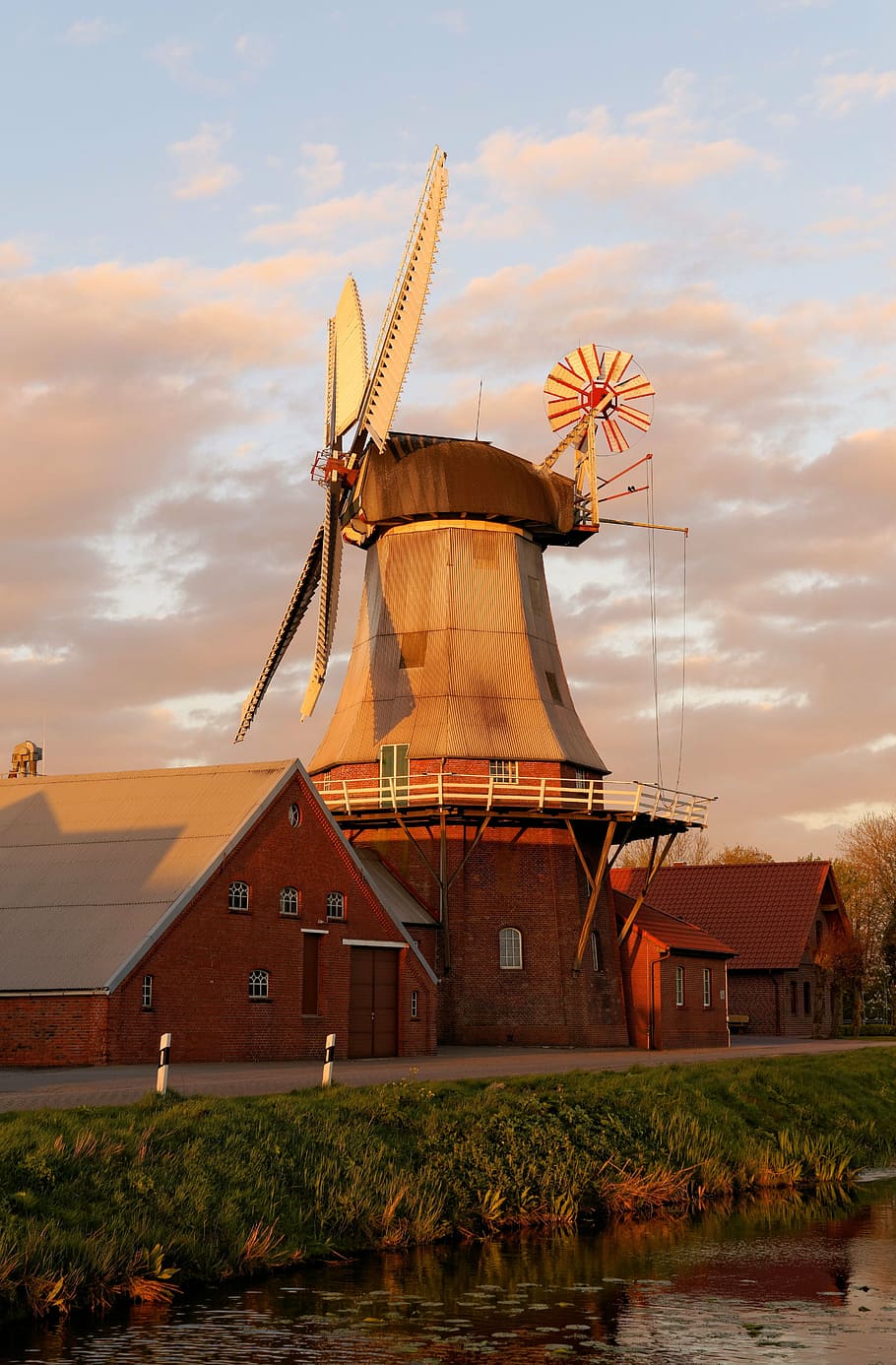 molí de vent, molí, ala, aigua, cel, frisia est, núvol - cel, estructura construïda, energia alternativa, energia renovable, energia eòlica, molí de vent tradicional, arquitectura, exterior de l'edifici, turbina, aerogenerador, generació de combustible i energia, naturalesa, conservació del medi ambient, medi ambient, cap gent, posta de sol, escena rural, 5K