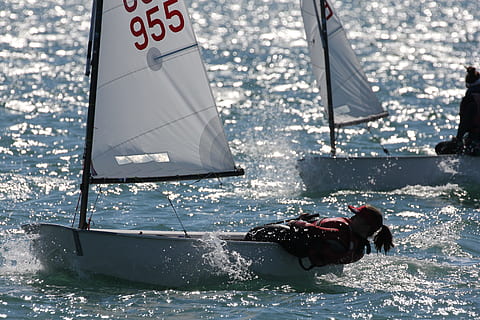 zwei, Menschen, Parasailing-Boote, Segeln, Ioda, Optimist, Sonne, Meer, Slowenien, Strand, Sport, adriatisch, koper, Wasserfahrzeug, Tag, draußen, Abenteuer, nur für Erwachsene, Wasser, Wettbewerb, Wassersport, Sportrennen, Bewegung, Natur, Transport, Segelboot, Männer, Leistungssport, plantschen, 5K, CC0, gemeinfrei, lizenzfrei
