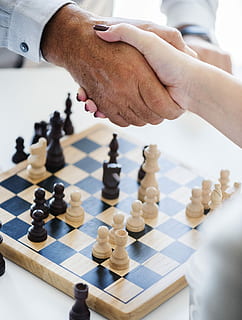 zwei, Person, zitternd, Hände, Spiel, menschliche Hand, Brettspiel, Freizeitspiele, Hand, Strategie, Freizeitbeschäftigung, Schach, Schachfigur, Entspannung, menschliches Körperteil, Männer, spielen, Schachbrett, zwei Menschen, Kunst, Kultur und Unterhaltung, halten, drinnen, Menschen, Nahansicht, Körperteil, Bauer - Schachfigur, 5K, CC0, gemeinfrei, lizenzfrei