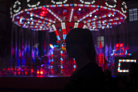 Nahansicht, Foto, rot, Weiß, Neonlichter, Schattenbildfoto, Frau, gegenüber, Gebäude, Beleuchtung, Kirmes, Karussell, Neon-, eine Person, Kopfschuss, Nacht-, Silhouette, beleuchtet, Erwachsene, Porträt, Kunst, Kultur und Unterhaltung, Fokus auf den Vordergrund, Vergnügungspark, Rückansicht, Lichtanlage, Freizeitpark Achterbahn, draußen, junger Erwachsener, Stehen, Vergnügen, echte Menschen, Freizeitbeschäftigung, Nachtleben, Teenager, 5K, CC0, gemeinfrei, lizenzfrei