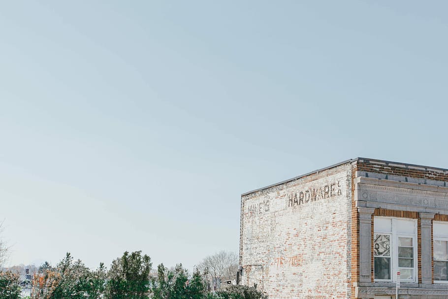 Foto, grau, Beton, Gebäude, Weiß, Backsteinbau, klar, Blau, Himmel, tagsüber, Hardware-, Baumarkt, tünchen, Backstein, Art, Typografie, Zeichen, Beschilderung, Ziegelwand, rustikal, Jahrgang, Somerville, Boston, gebaute Struktur, die Architektur, Gebäudehülle, kopieren sie platz, klarer Himmel, keine Leute, Tag, Natur, Flachwinkelansicht, Baum, Pflanze, draußen, Wandbau - Funktion, Sonnenlicht, Geschichte, die Vergangenheit, verlassen, 4K