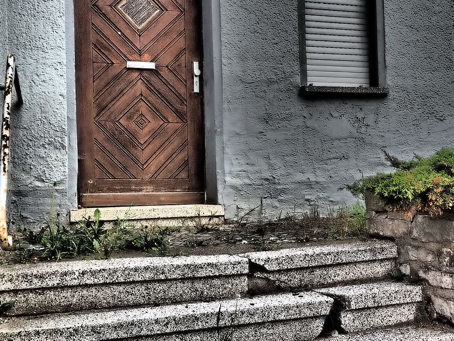 Dom, człowiek, relacja na żywo, drzwi, architektura, stary, na zewnątrz budynku, architektura i budynki, zbudowana struktura, wejście, okno, materiał kamienny, żadnych ludzi, funkcja budowy ścian, na dworze, detal architektoniczny, budynek, Zamknięte, klatka schodowa, dzień, roślina, dzielnica mieszkaniowa, Natura, bezpieczeństwo, ochrona, drewno - materiał, 4K