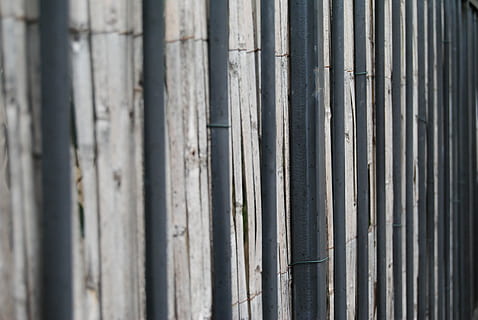 design, væg, struktur, mønster, moderne, ramme, dekoration, arkitektur, stil, indretning, ru, lærred, baggrunde, fuld ramme, dag, ingen mennesker, tæt på, udendørs, metal, tekstureret, hegn, barriere, grænse, i en række, sølvfarvet, sikkerhed, selektiv fokusering, bygget struktur, gentagelse, jern, stål, bølgepap, legering, 4K, CC0, offentligt domæne, royaltyfrie