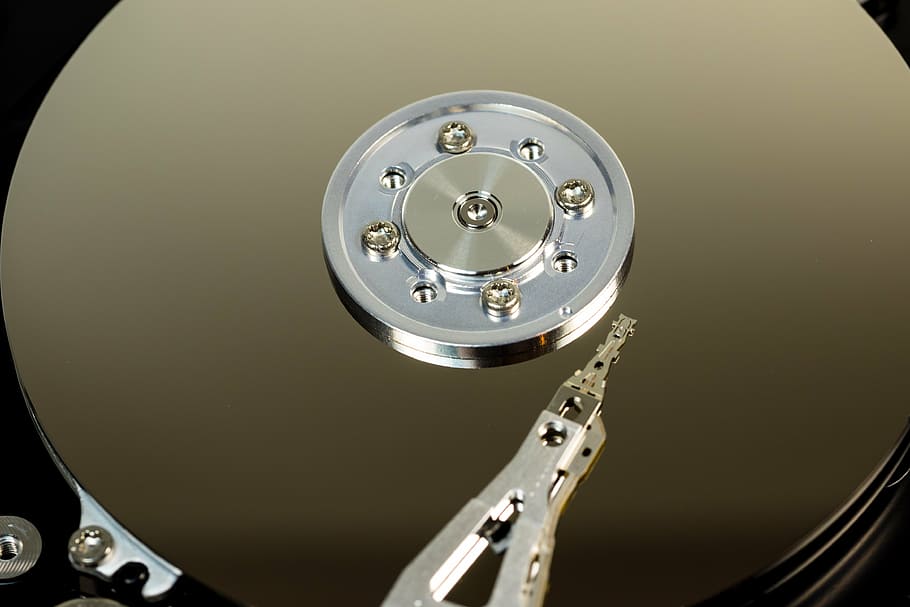 disc dur, hdd, maquinari, ordinador, disc, macro, botiga de dades, tecnologia, llegir caps, funcionament interior, component, xip, això, caps magnètics, sata, pissarra, digital, processament de dades, placa base, caps d’impressió, emmagatzematge de dades magnètiques, dades, tallar, llapis, edp, detall, xip de memòria, comunicació, equipament, metall, part de l’ordinador, equips informàtics, compartiment d’emmagatzematge, primer pla, mitjà d'informació, equipament elèctric, connexió, cercle, cap gent, a l'interior, color plata, vista d’angle alt, forma geomètrica, netejar, comunicacions globals, 4K