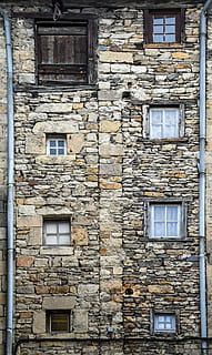 braunes Backsteingebäude, Fassade, alt, Fenster, ehemalige, Haus, Pierre, Holz, die Architektur, gebaute Struktur, Gebäudehülle, Gebäude, keine Leute, verwittert, Wandbau - Funktion, Tag, Wand, Verschlechterung, Ablehnen, verlassen, heruntergewirtschaftet, Geschichte, Wohngegend, draußen, Hintergründe, die Vergangenheit, Backstein, Steinwand, ruiniert, 5K, CC0, gemeinfrei, lizenzfrei