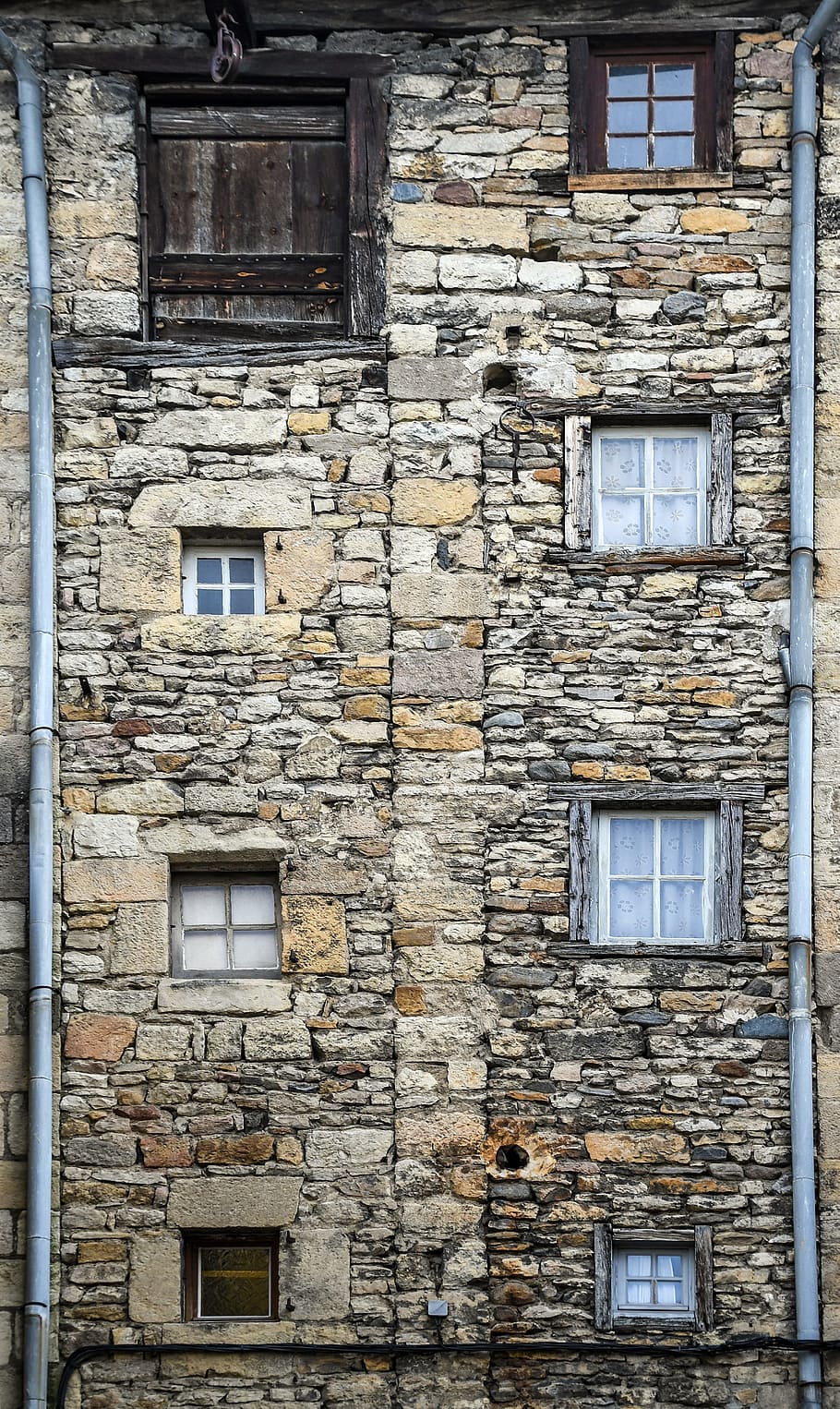 edifici de maó marró, façana, vell, finestra, antic, casa, pierre, fusta, arquitectura, estructura construïda, exterior de l'edifici, edifici, cap gent, resistent, funció de construcció de parets, dia, paret, deteriorament, declivi, abandonat, aixafar, història, barri residencial, a l'aire lliure, fons, el passat, maó, paret de pedra, arruïnat, 5K