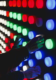 Menschen, halten, sortierte Farbe, LED, Beleuchtung, Person, angezündet, Licht, menschliche Hand, Hand, menschliches Körperteil, beleuchtet, mehrfarbig, Nacht-, eine Person, glühend, Körperteil, Licht - natürliches Phänomen, echte Menschen, drinnen, Lichtanlage, Linseneffekt, Finger, Nahansicht, nicht erkennbare Person, menschlicher Finger, Lebensstile, Nachtleben, menschliches Glied, 2K, CC0, gemeinfrei, lizenzfrei