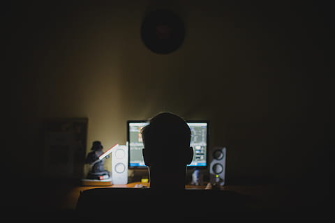 homme, en jouant, en ligne, Jeux, ordinateur, travail, nuit, pirate, anonyme, Bureau, Bureau d'ordinateur, ouvrier, la personne, La technologie, professionnel, séance, l'Internet, moderne, foncé, à l'intérieur, table, Vrais gens, boisson, personnes, Nourriture et boisson, rafraîchissement, verre à boire, modes de vie, équipement ménager, Hommes, Technologie sans fil, silhouette, affaires, verre, 5K, CC0, domaine public, libre de droits