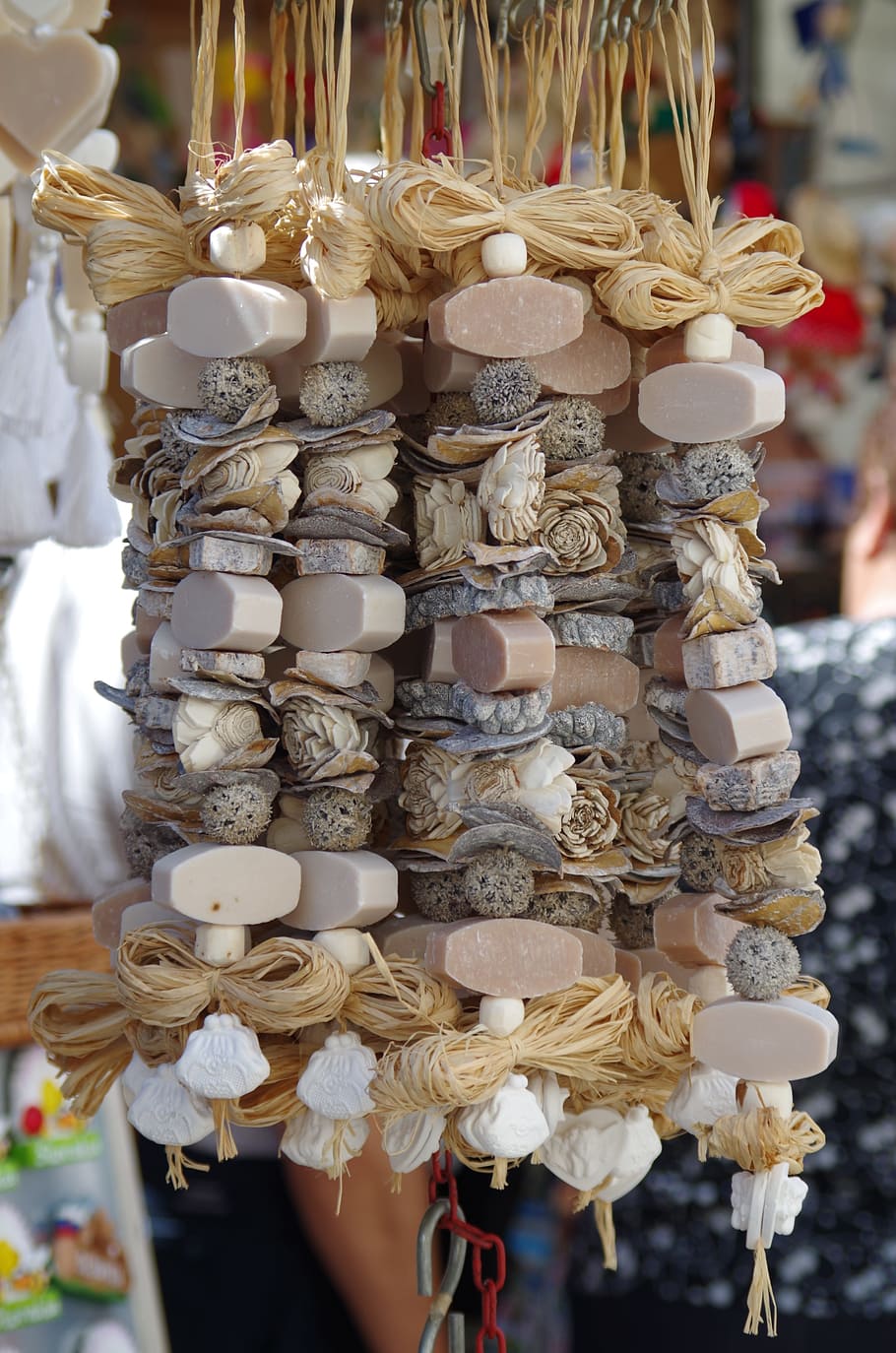 sabunlar, süsler, dekor, büyük nesne grubu, asılı, perakende, satılık, Market, Noel, ön plana odaklanmak, bolluk, Sanat ve zanaat, dekorasyon, pazar durak, kapatmak, yaratıcılık, iş, küçük iş, zanaat, seçim, perakende satış, gün, insansız, natürmort, satış, 4K