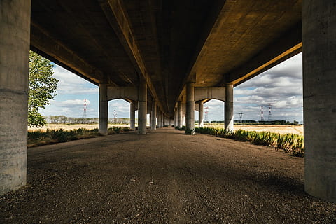 Fotografie, Brücke, unterhalb, die Architektur, Struktur, Beton, Säulen, Ingenieurwesen, Transport, Verbindung, gebaute Struktur, Brücke - künstliche Struktur, Straße, keine Leute, der Weg nach vorn, Richtung, architektonische Säule, Natur, Tag, abnehmende Perspektive, Himmel, Baum, draußen, Wasser, Pflanze, leeren, 1080P, CC0, gemeinfrei, lizenzfrei