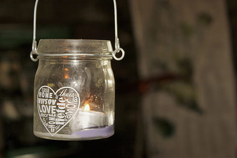 glas, rustiek, tafel, desktop, pot, hout, glas - materiaal, houder, detailopname, binnenshuis, geen mensen, focus op de voorgrond, transparant, dierlijke thema's, opknoping, eten en drinken, selectieve aandacht, enkel object, financiën, huishoudspullen, bedrijf, dag, studio opname, pitcher - kruik, luchtdicht, 4K, CC0, publiek domein, royaltyvrij