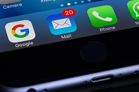 lietotnes, tuvplāns, elektronika, iphone, navigācija, ekrānā, viedtālrunis, tehnoloģijas, tālruni, Mobilais telefons, lietojumprogrammatūru, internetā, redakcionāla, komunikāciju, ābolu datori, bezvadu tehnoloģija, portatīvo informācijas ierīci, savienojumu, datortīkls, nav cilvēku, skārienekrāns, globālās komunikācijas, tekstu, aprīkojumu, grafisko lietotāja interfeisu, datora monitors, zils, rietumu skripts, sociālais tīkls, 5K, CC0, publiskais domēns, bez atlīdzības