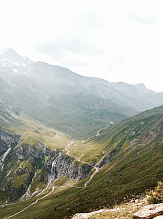 Wandern, Schweizer Alpen, Grün, Pflanze, bedeckt, Berge, Berg, Himmel, Wasserfall, Wolke, Pfad, Szenen - Natur, Schönheit in der Natur, Umgebung, Landschaft, ruhige Szene, Ruhe, Natur, Nicht-städtische Szene, Gebirge, Tag, keine Leute, Tal, Fernbedienung, idyllisch, Land, draußen, grüne Farbe, Gipfel, 2K, CC0, gemeinfrei, lizenzfrei