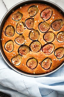fig mandel kage, runde grøntsagskage, pie, kage, fig, bagning, tin, mad og drikke, mad, friskhed, indendørs, sund kost, stilleben, frugt, klar til at spise, direkte over, pizza, ingen mennesker, velvære, tæt på, bord, høj vinkel visning, overbærenhed, kogepande, grøntsag, mejeriprodukt, ost, fristelse, snack, 5K, CC0, offentligt domæne, royaltyfrie