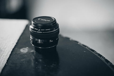 lens, versnelling, camera, doelstelling, technologie, optisch, canon, fotografie, uitrusting, fotografie thema's, camera - fotografische apparatuur, lens - optisch instrument, enkel object, detailopname, kunst cultuur en entertainment, binnenshuis, fotografische apparatuur, lens - oog, tekst, geen mensen, tafel, de media, focus op de voorgrond, communicatie, extreem dichtbij, selectieve aandacht, 5K, CC0, publiek domein, royaltyvrij