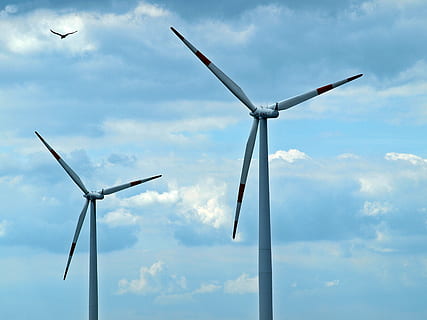 Technologie, Natur, Mensch, Turbine, Umgebung, Elektrizität, Windkraftanlage, Wind, Kraftstoff- und Stromerzeugung, Generator, Energie, Leistung, Recycling, Umweltschutz, drehen, Himmel, alternative Energie, Industrie, Propeller, Windkraft, Netzteil, Blau, erneuerbare Energie, wolke - himmel, keine Leute, Tag, draußen, Schönheit in der Natur, Umweltprobleme, nachhaltige ressourcen, Kraft in der Natur, 2K, CC0, gemeinfrei, lizenzfrei