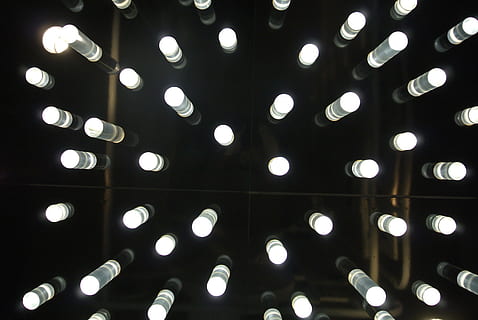 lampada, fuoco, luce, astratto, sfondi, defocused, illuminato, modello, brillante, notte, cerchio, luminosa, attrezzatura per l'illuminazione, fotogramma intero, nessuno, in casa, raggiante, forma geometrica, forma, Inquadratura dal basso, luce elettrica, design, ripetizione, elettricità, di fila, grande gruppo di oggetti, abbondanza, soffitto, 4K, CC0, dominio pubblico, privo di copyright