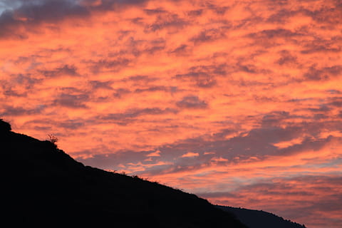 posta de sol, núvols ardents, muntanya, cel, bellesa a la natura, núvol - cel, escenics - natura, silueta, naturalesa, tranquil·litat, escena tranquil·la, color taronja, idíl·lic, cap gent, a l'aire lliure, medi ambient, cel dramàtic, escena no urbana, vista d’angle baix, Serra, por, cim de muntanya, cel romàntic, 2K, CC0, domini públic, lliure de regalies