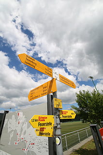 vejviser, retning, skjold, vejskilte, væk, Bemærk, vejretning, sti, mål, himmel, skyer, klog retning, weganzeiger, sky - himmel, meddelelse, skilt, tekst, gul, vestlige script, Information, informationsskilt, vejledning, natur, ikke-vestlige script, dag, manuskript, ingen mennesker, vejskilt, lav vinkel visning, udendørs, retningssignal, symbol, besked, passage tegn, 5K, CC0, offentligt domæne, royaltyfrie