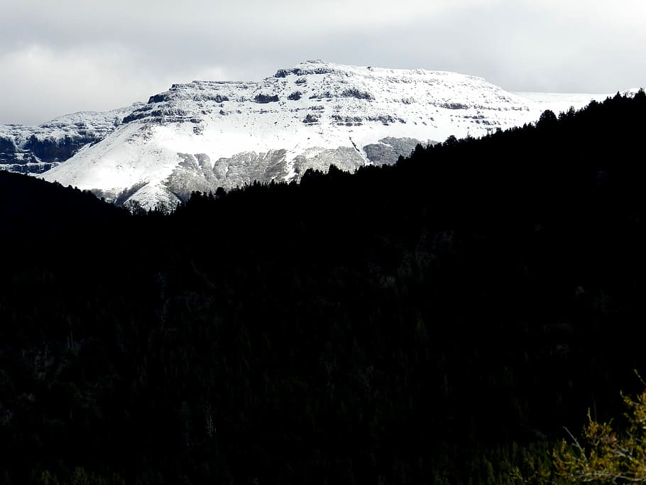 wolkig, Himmel, Alpenberg, Silhouette, Kiefern, Berg, beschichtet, Schnee, Rock, Gipfel, Baum, Wald, draussen, draußen, Natur, Foto, Dämmerung, Tapete, kalte Temperatur, Winter, Szenen - Natur, Schönheit in der Natur, schneebedeckter Berg, Pflanze, Umgebung, Ruhe, ruhige Szene, Gebirge, keine Leute, Landschaft, Nicht-städtische Szene, wolke - himmel, Nadelbaum, 1080P