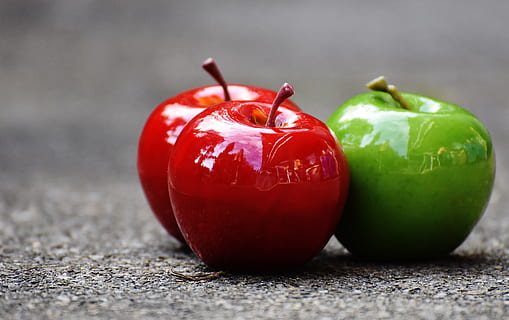 röd, grön, äpplefrukter närbild foto, äpple, frukt, deco, dekoration, rött äpple, grönt äpple, äta nyttigt, mat och dryck, mat, välbefinnande, friskhet, närbild, inget folk, selektiv fokusering, vegetabiliska, inomhus, skinande, äpple - frukt, grön färg, trämaterial, fortfarande liv, hälsosam livsstil, fokusera på förgrunden, natur, mogen, 5K, CC0, offentligt domän, royaltyfria