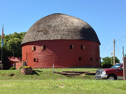 fienile, il giro, circolare, azienda agricola, rosso, nazione, ranch, rustico, tetto, cerchio, Oklahoma, arcadia, agricoltura, rurale, campagna, campo, verde, erba, terreni agricoli, architettura, esterno dell'edificio, struttura costruita, architettura ed edifici, scena rurale, cielo, silo, pianta, cielo sereno, modo di trasporto, natura, giorno, veicolo terrestre, mezzi di trasporto, terra, nessuno, costruzione, luce del sole, all'aperto, veicolo a motore, 2K, CC0, dominio pubblico, privo di copyright