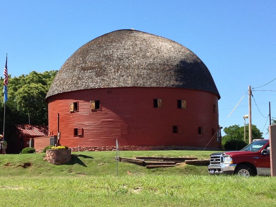 fienile, il giro, circolare, azienda agricola, rosso, nazione, ranch, rustico, tetto, cerchio, Oklahoma, arcadia, agricoltura, rurale, campagna, campo, verde, erba, terreni agricoli, architettura, esterno dell'edificio, struttura costruita, architettura ed edifici, scena rurale, cielo, silo, pianta, cielo sereno, modo di trasporto, natura, giorno, veicolo terrestre, mezzi di trasporto, terra, nessuno, costruzione, luce del sole, all'aperto, veicolo a motore, 2K