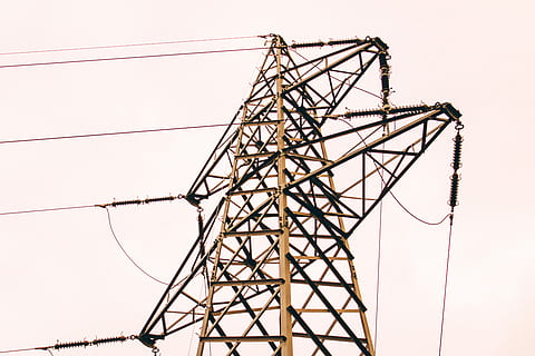 braun, Metall, elektrisch, Post, Gelb, Stahl-Strommast, Pylon, Struktur, Elektrizität, Kabel, Leitungen, Technologie, Kraftstoff- und Stromerzeugung, Strommast, Verbindung, Netzteil, die Architektur, gebaute Struktur, keine Leute, Himmel, Flachwinkelansicht, Stromleitung, Natur, draußen, Tag, Kommunikation, Industrie, klarer Himmel, Träger, globale Kommunikation, Legierung, stehlen, Baumaschinen, elektrische Ausrüstung, Struktureffekt, 5K, CC0, gemeinfrei, lizenzfrei