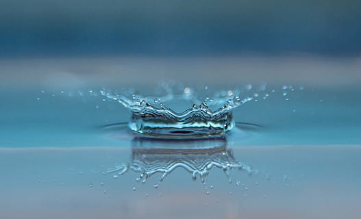 macro, reflection, splash, surface, water, nature, drop, liquid, blue, freshness, splashing, purity, transparent, close-up, ripple, clean, backgrounds, wet, falling, bubble, water Surface, abstract, wave, motion, no people, selective focus, outdoors, studio shot, royalty, crown, copy space, simplicity, concentric, impact, blue background, 2K