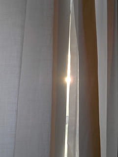 solljus, gardin, fönster, interiör, Hem, ljus, lugna, inomhus, hus, rum, arkitektur, öppna, design, se, fredlig, morgon-, solsken, sovrum, lugn, vit, textil-, Sol, inget folk, solnedgång, natur, utomhus, skönhet i naturen, himmel, skinande, närbild, solstråle, grå, dag, full ram, enkelhet, 4K, CC0, offentligt domän, royaltyfria