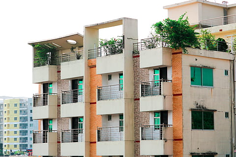 Architekt, Bauingenieur, planen, Gebäude, Ingenieur, Projekt, Konstruktion, Design, Büro, architektonisch, Zuhause, Gebäudehülle, Wohneigentum, die Architektur, Haus, Wohnhaus, Wohnung, gebaute Struktur, Wohngegend, Fenster, Balkon, keine Leute, Tag, draußen, Pflanze, Stadt, Baum, Natur, Flachwinkelansicht, Himmel, modern, in einer Reihe, Wohnsiedlung, 5K